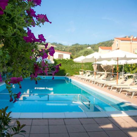 Residence Holidays Пиетра Лигуре Екстериор снимка