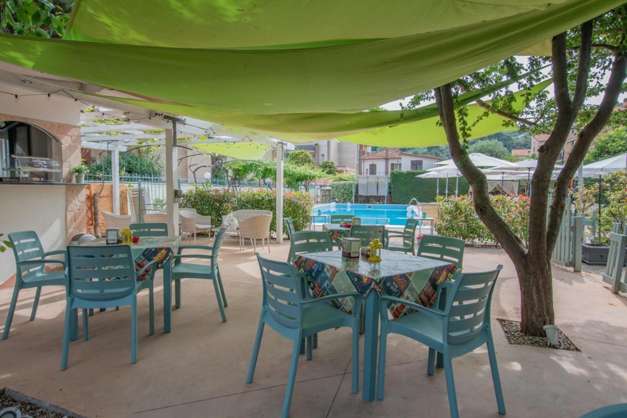 Residence Holidays Пиетра Лигуре Екстериор снимка