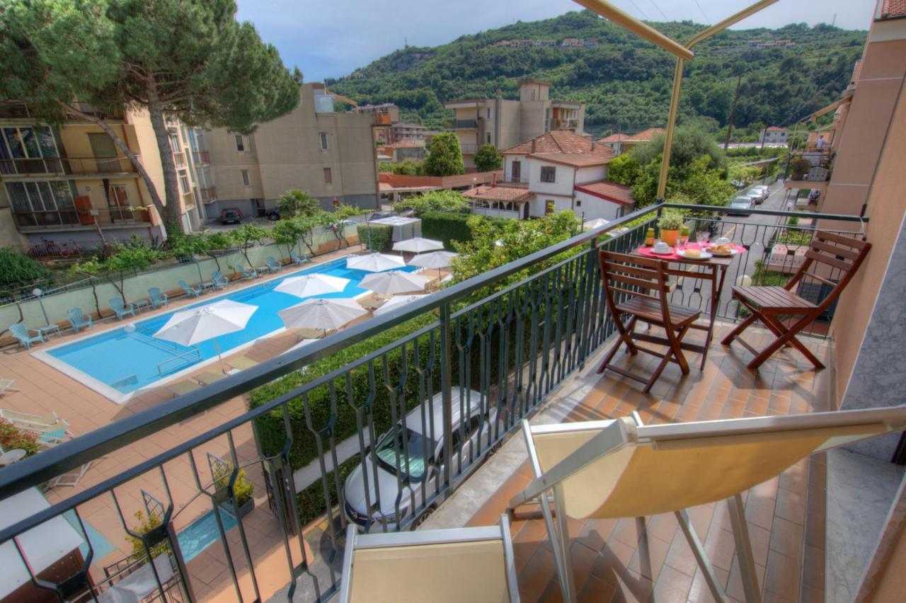 Residence Holidays Пиетра Лигуре Екстериор снимка