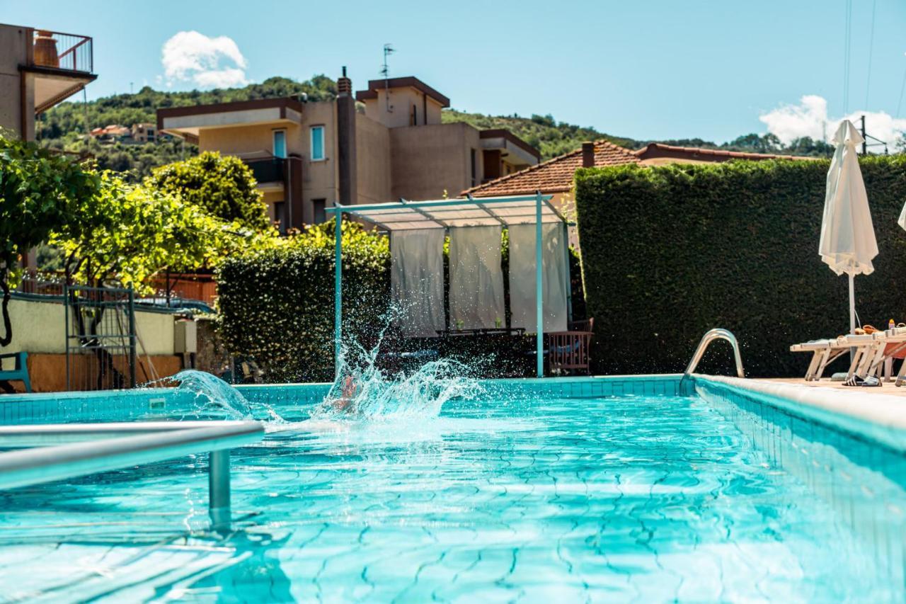 Residence Holidays Пиетра Лигуре Екстериор снимка