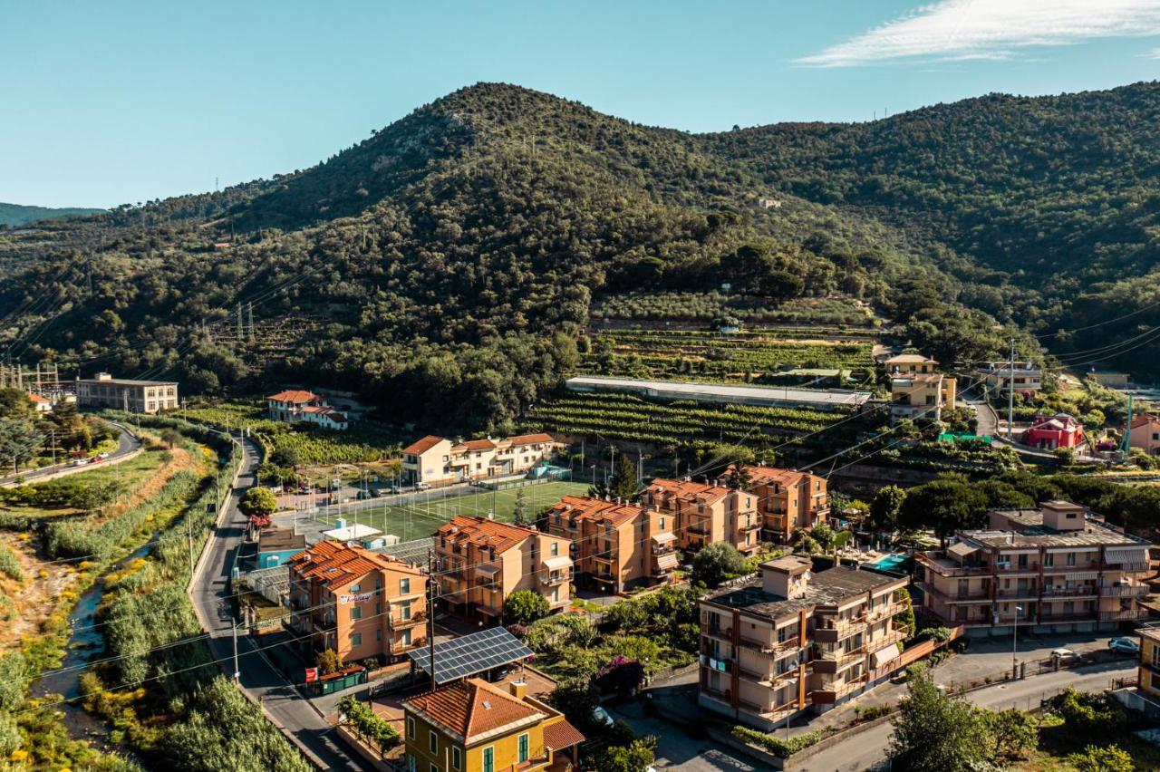 Residence Holidays Пиетра Лигуре Екстериор снимка