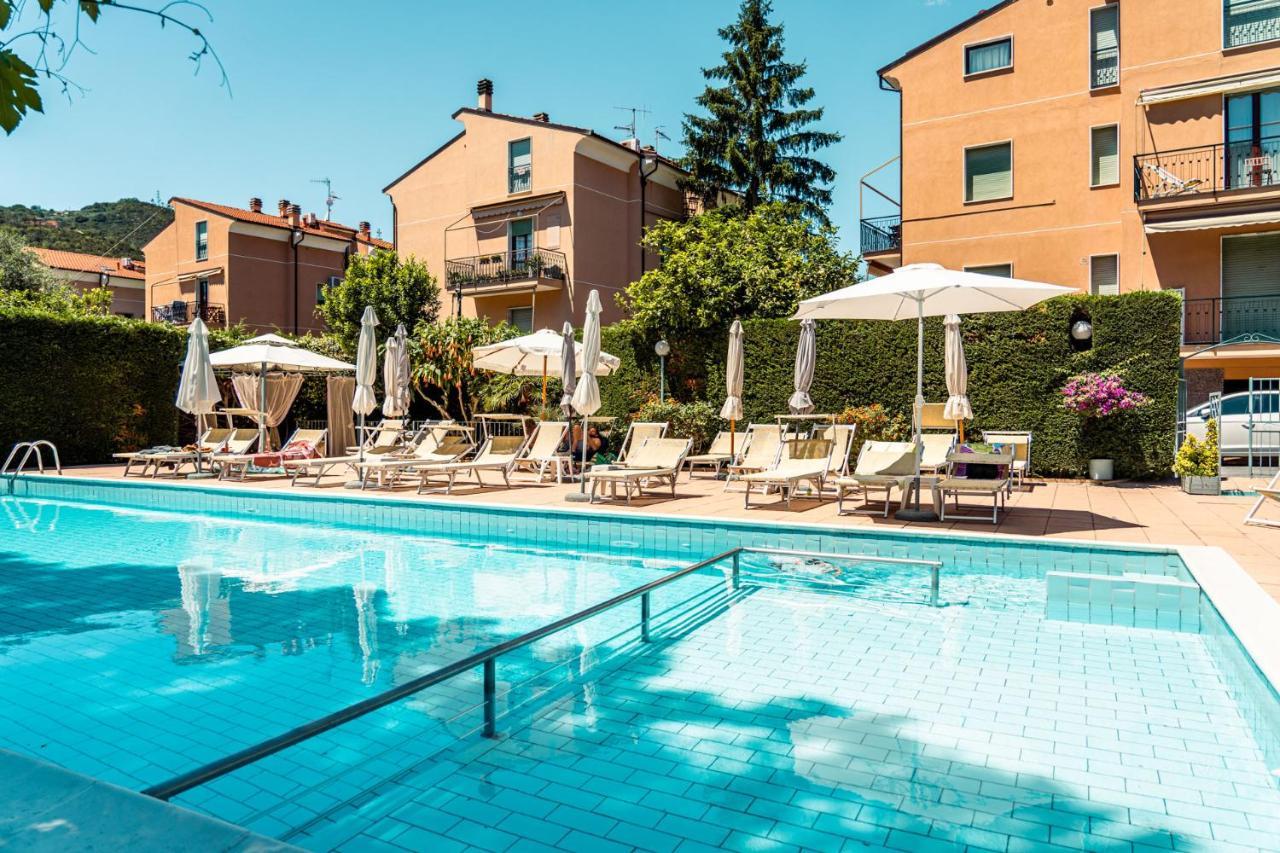 Residence Holidays Пиетра Лигуре Екстериор снимка