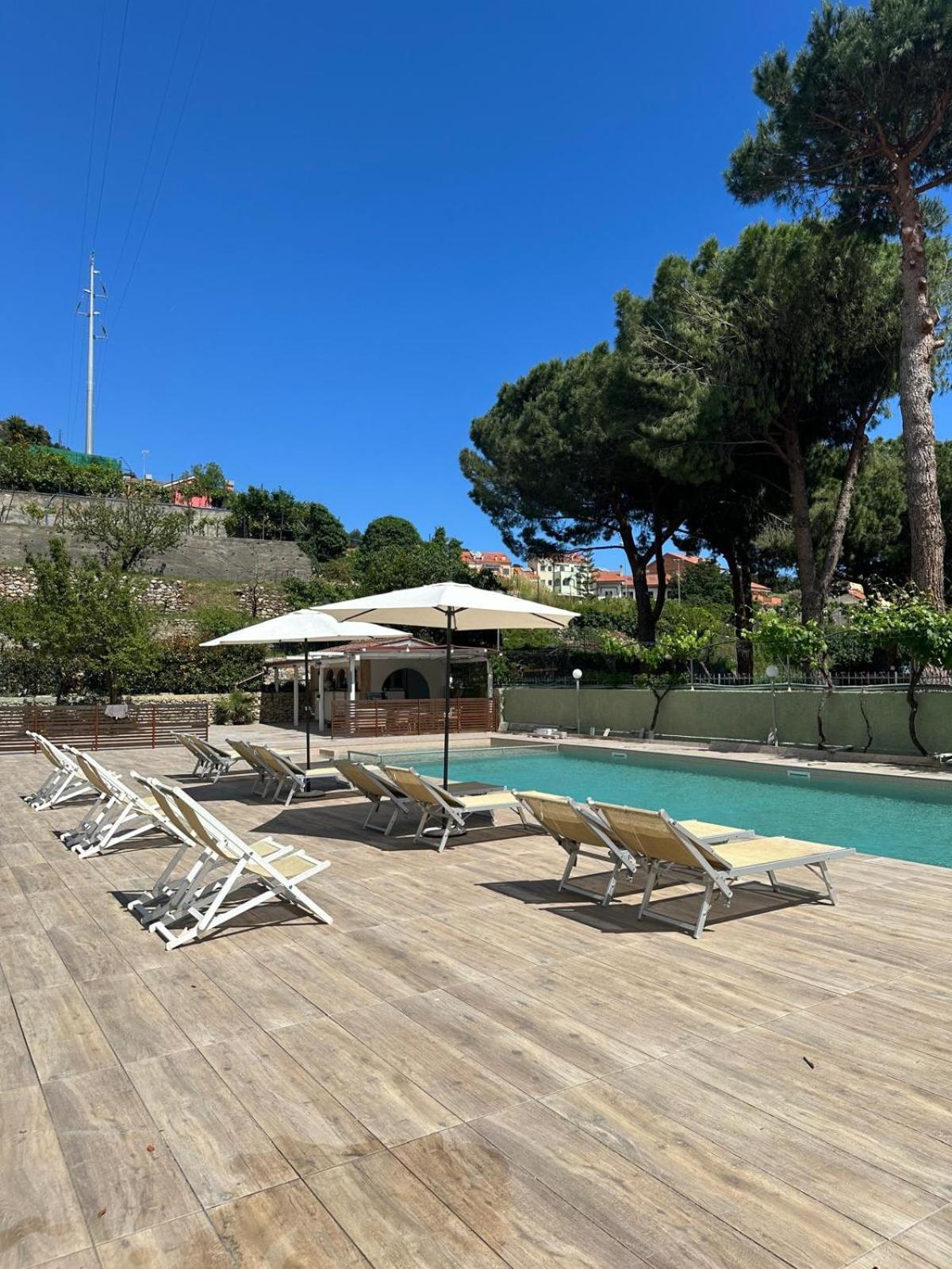 Residence Holidays Пиетра Лигуре Екстериор снимка