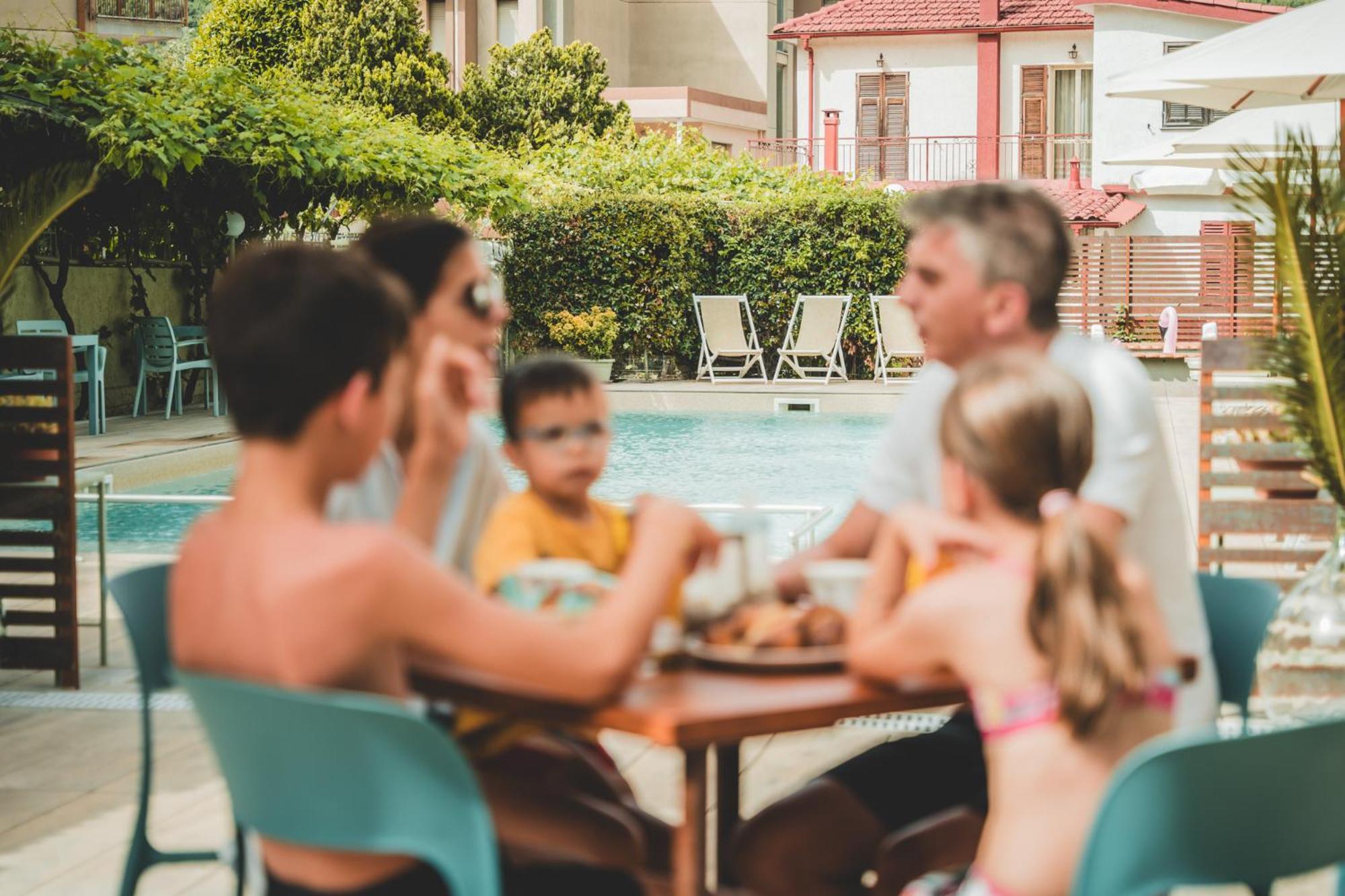 Residence Holidays Пиетра Лигуре Екстериор снимка