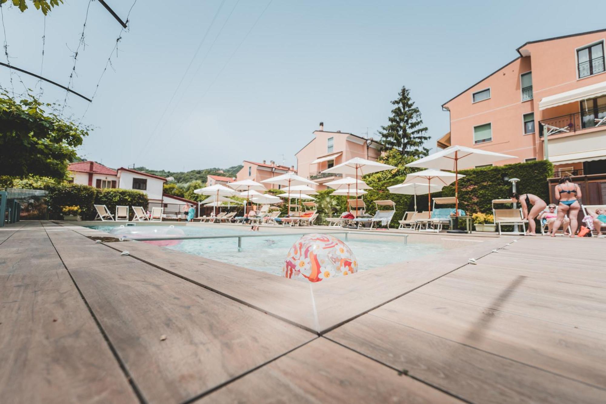 Residence Holidays Пиетра Лигуре Екстериор снимка