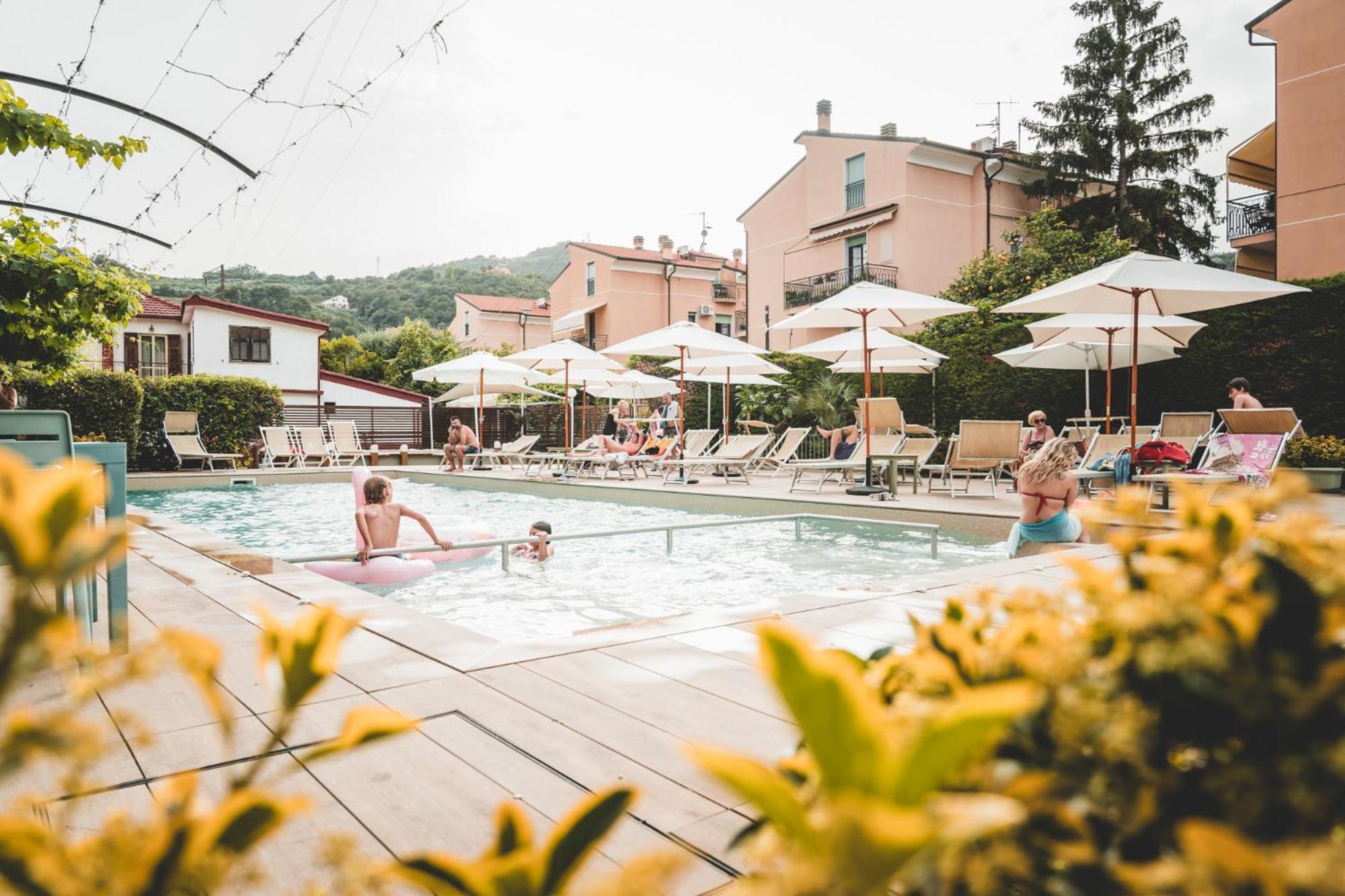 Residence Holidays Пиетра Лигуре Екстериор снимка
