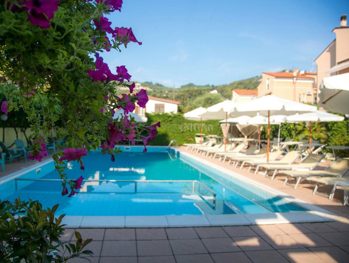 Residence Holidays Пиетра Лигуре Екстериор снимка
